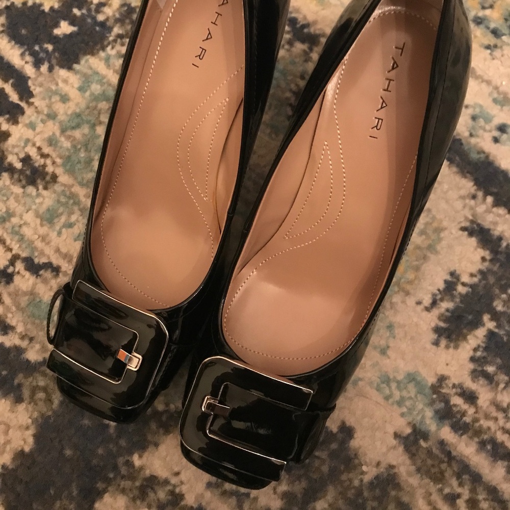 TAHARI Black patent leather wedge heels with buckle